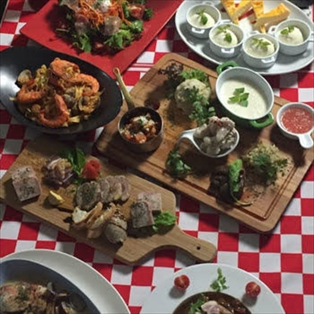 Party Plan / ○2.5時間飲み放題付きパーティープラン 5,000（税込5,500） / ・4名様～OK！ ［※メニューは5,000コースの一例です。季節や仕入れ状況等により、変更になる場合が有ります。苦手な食材等ございましたら、ご予約の際にお問い合わせ下さいませ。］ ・お野菜とシャルキュトリーの前菜6種盛り合わせ ・生ハムとチーズの6種盛り合わせ ・自家製パンの盛り合わせ ・ニース風サラダ ・ムール貝の白ワイン蒸し ・若鶏のバスク風煮込み ・フルーツのジュレと季節のフルーツ 〜〜〜〜〜〜〜〜〜〜〜〜〜〜〜〜〜〜 ＊パーティーコース以外のお客様はお通し代として¥480頂戴しております ＊＊キャンセルポリシーとしまして、コース料理についての当日キャンセルは１００%頂戴しております。