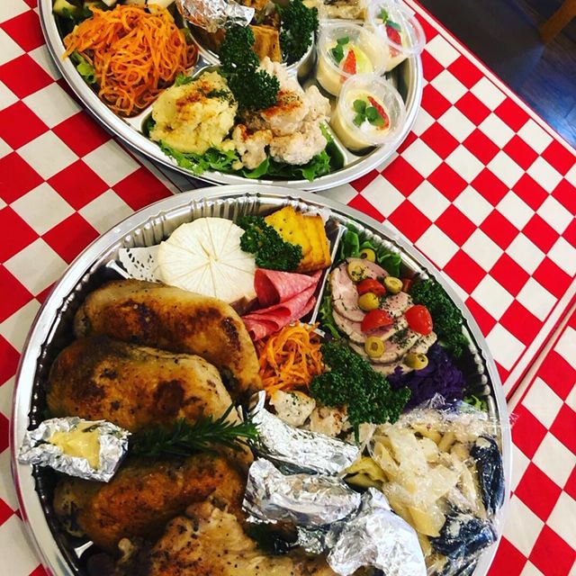 Party Plan / ○2時間飲み放題付きパーティープラン 4,500〈税込4,950） / ・4名様～OK！ ［※メニューは￥4,500コースの一例です。季節や仕入れ状況等により、変更になる場合が有ります。苦手な食材等ございましたら、ご予約時にお問い合わせ下さいませ。］ ・お野菜とシャルキュトリーの前菜6種盛り合わせ ・自家製パンの盛り合わせ ・新鮮季節のグリーンサラダ ・ペンネアラビアータ ・鶏モモ肉の白ワインビネガー煮込み ・季節のソルベ 〜〜〜〜〜〜〜〜〜〜〜〜〜〜〜〜〜〜 ＊パーティーコース以外のお客様はお通し代として¥480頂戴しております ＊キャンセルポリシーとしまして、コース料理についての当日キャンセルは１００%頂戴しております。